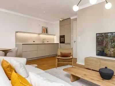 Wohnzimmer; tageslicht, moderner stil, holzboden