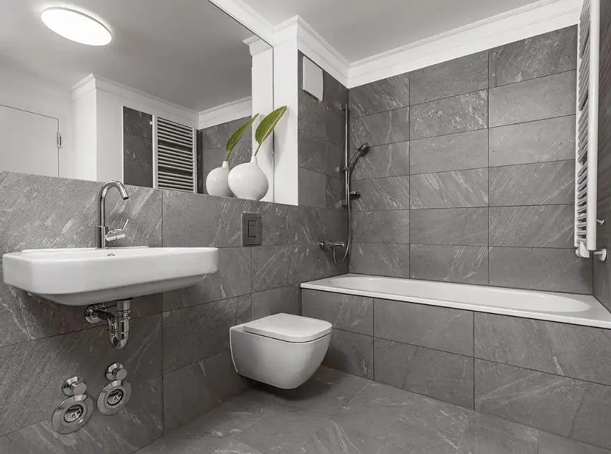 Salle de bain; carrelage, rénové, lumière naturelle