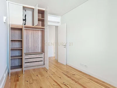 Schlafzimmer; holzboden, renoviert, tageslicht