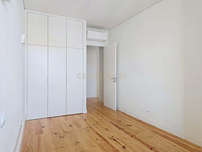 Schlafzimmer; holzboden, renoviert, tageslicht