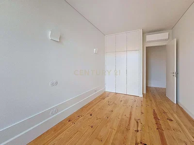 Schlafzimmer; holzboden, tageslicht