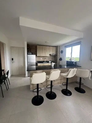 Cuisine; électroménager, carrelage, lumière naturelle