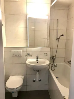 Badezimmer; fliesenboden, tageslicht, renoviert