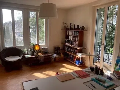 Wohnzimmer; tageslicht, holzboden, moderner stil