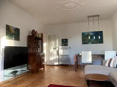 Wohnzimmer; tageslicht, holzboden, moderner stil