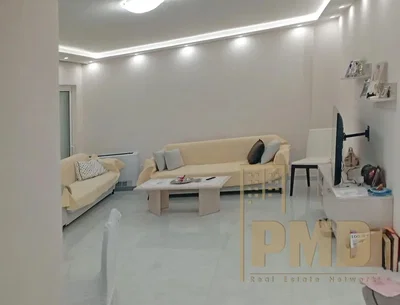 Salon; style moderne, lumière naturelle, rénové