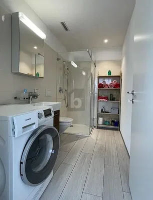 Badezimmer; fliesenboden, tageslicht