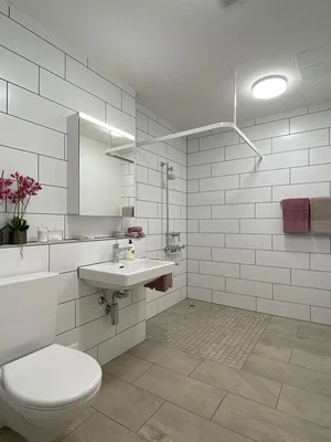 Badezimmer; fliesenboden, tageslicht, renoviert