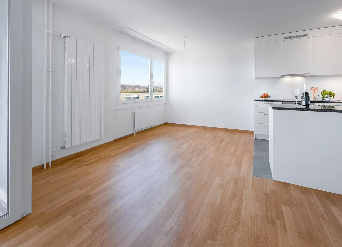 Wohnzimmer; blick, holzboden, tageslicht, moderner stil