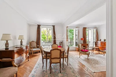 Salon; lumière naturelle, style rustique, parquet