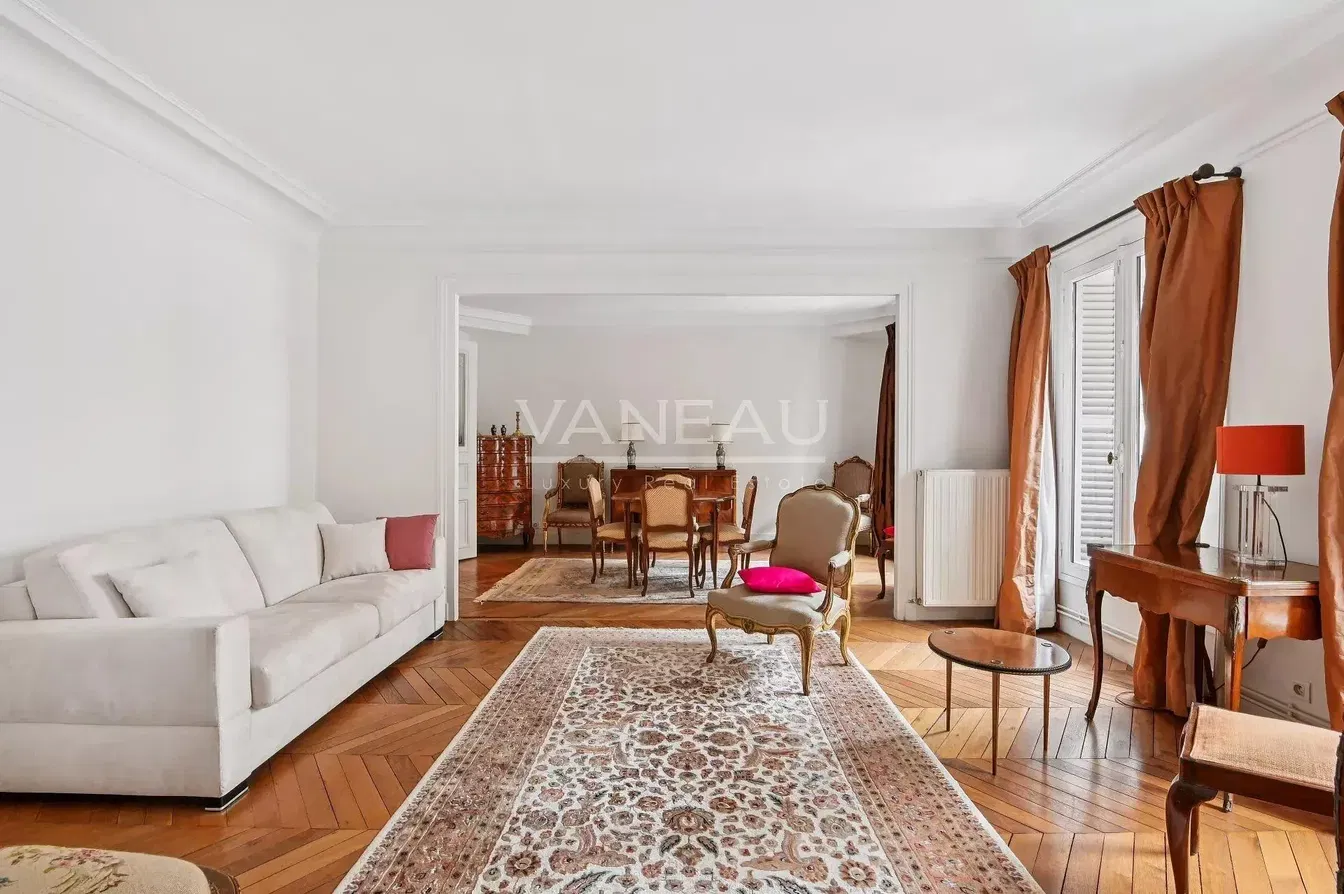 Dnevni boravak; drveni pod, prirodna svjetlost, rustikalni stil