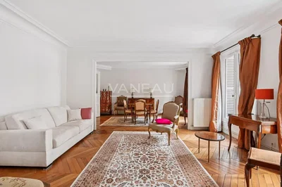 Salon; parquet, lumière naturelle, style rustique