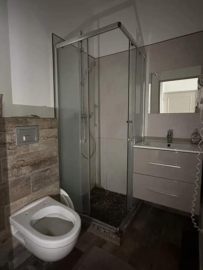 Badezimmer; fliesenboden, tageslicht