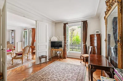 Dnevni boravak; drveni pod, prirodna svjetlost, rustikalni stil, pogled