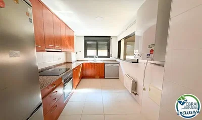 Mutfak; mutfak aletleri, fayans zemin, doğal ışık