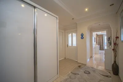 غرفة خلع الملابس; أرضية من البلاط, ضوء طبيعي