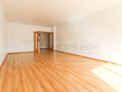 Wohnzimmer; holzboden, tageslicht