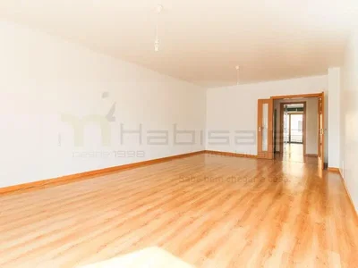 Wohnzimmer; holzboden, tageslicht