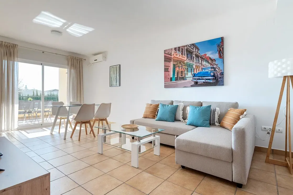 Wohnzimmer; fliesenboden, tageslicht, moderner stil, blick