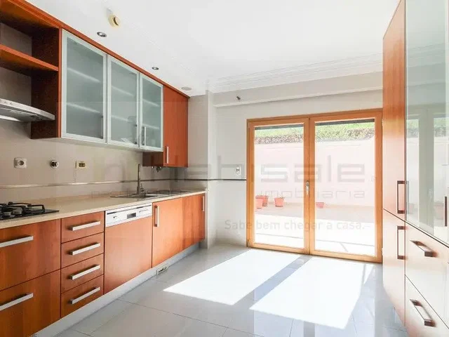 Küche; küchengeräte, tageslicht, moderner stil