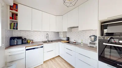 Кухиња; кухињски апарати, дрвени под, природно светло, модерни стил, реновиран