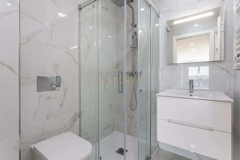 حمام; أرضية من البلاط, مجدد, ضوء طبيعي