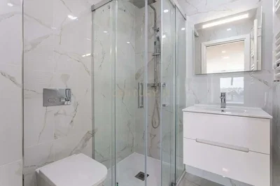 حمام; أرضية من البلاط, مجدد, ضوء طبيعي