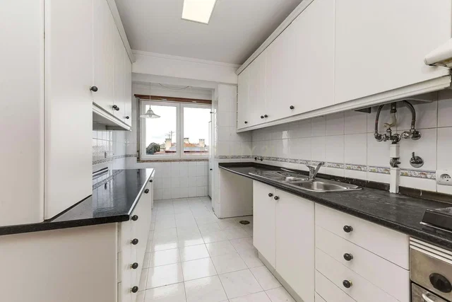 Cozinha; eletrodomésticos, chão de azulejo, luz natural