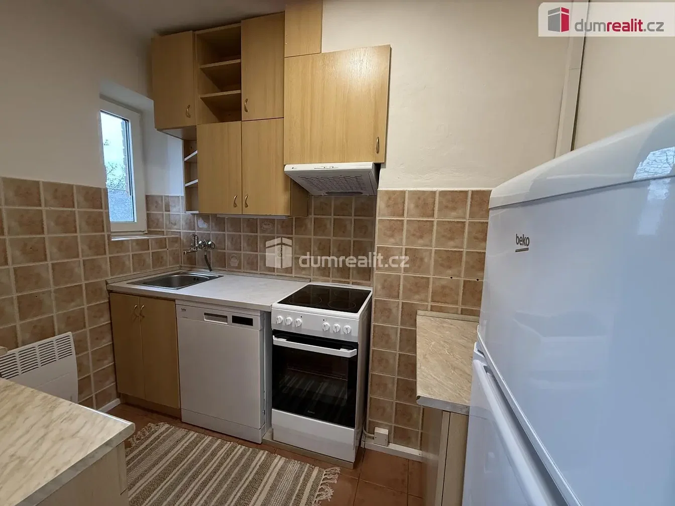 Cucina; elettrodomestici, pavimento in piastrelle, ristrutturato