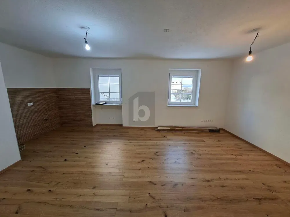 Дневна соба; дрвени под, природно светло