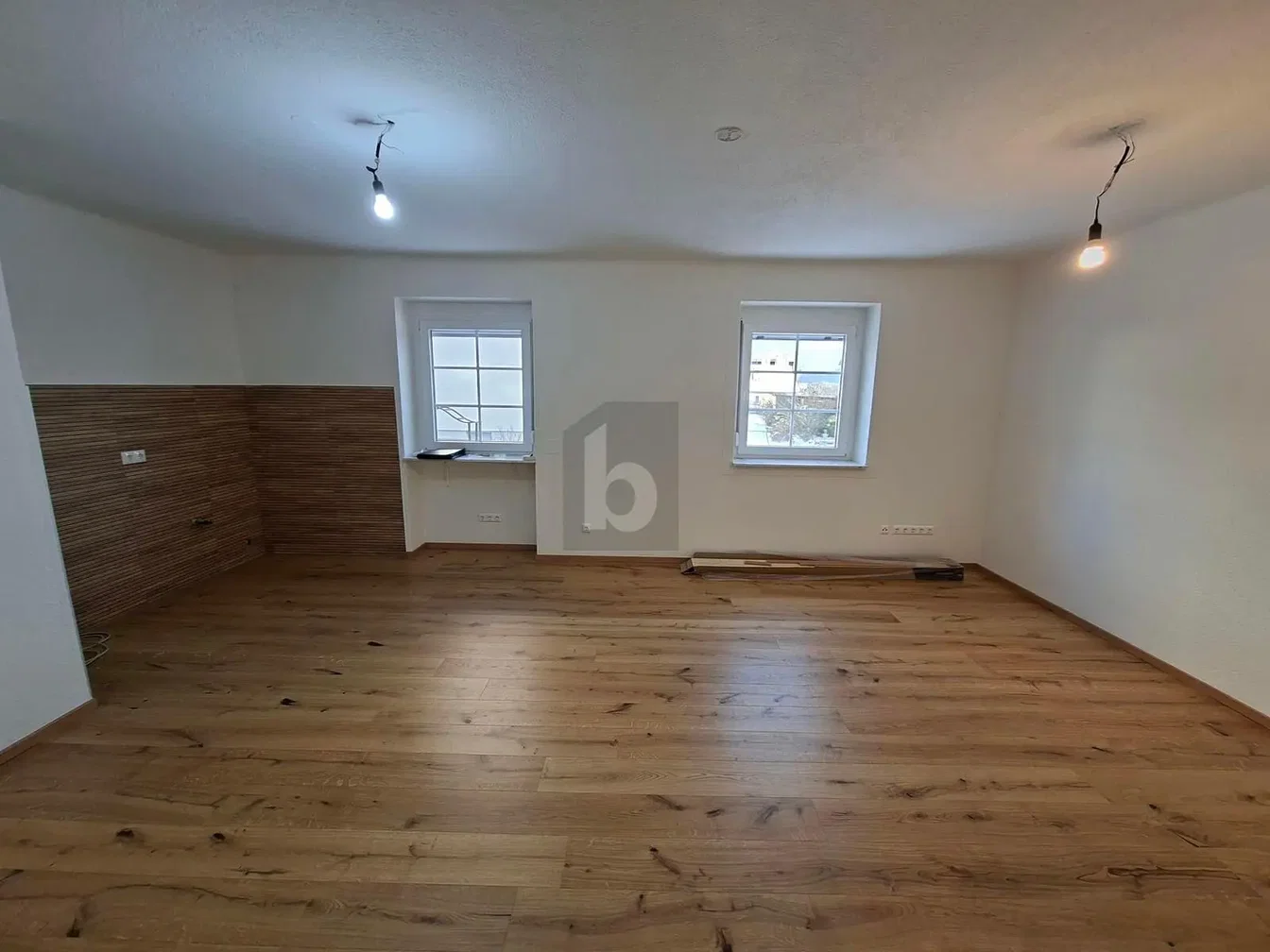 Дневна соба; дрвени под, природно светло