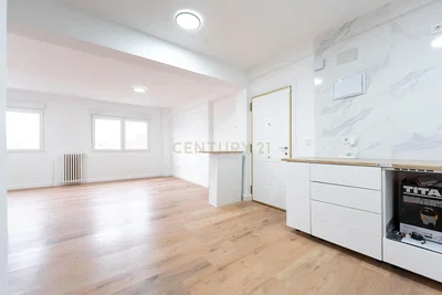 Kuhinja; prirodno svjetlo, drveni pod, renoviran