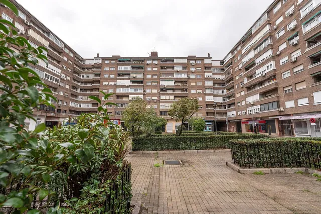 Къща и околности