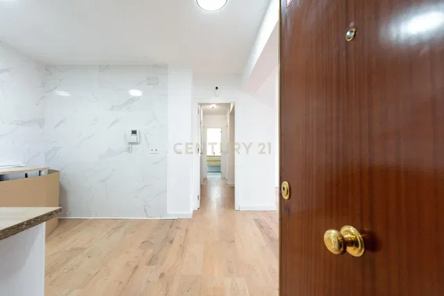 Друго; дървен под, ремонтиран, естествена светлина