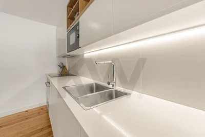 Mutfak; mutfak aletleri, tadilatlı, doğal ışık, modern stil, ahşap zemin