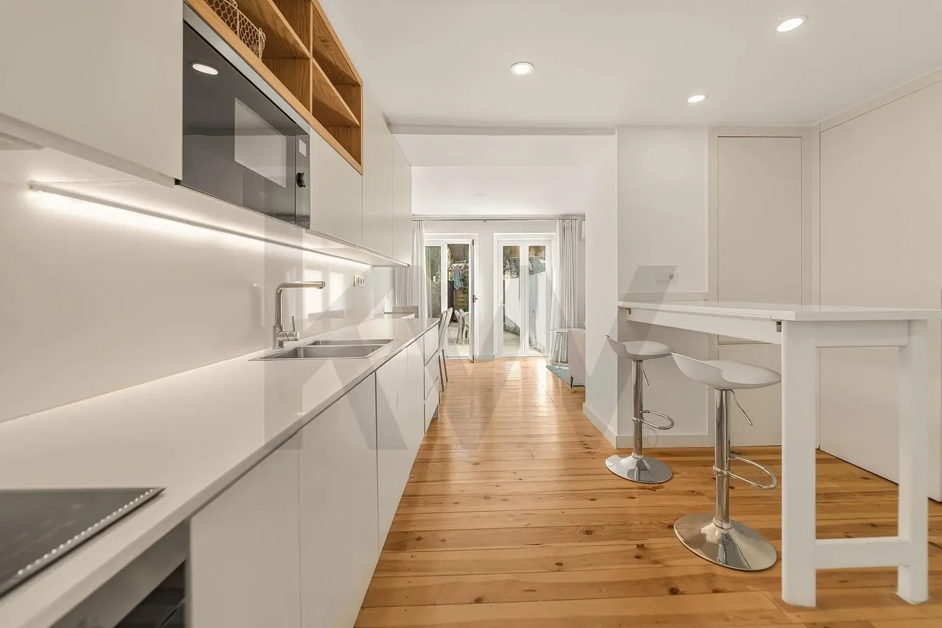 Mutfak; manzara, ahşap zemin, doğal ışık, modern stil, mutfak aletleri