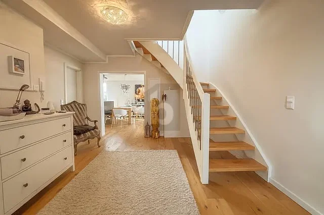 Wohnzimmer; holzboden, tageslicht