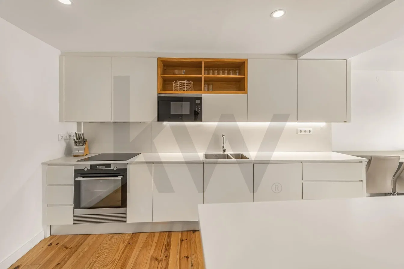 Mutfak; mutfak aletleri, ahşap zemin, doğal ışık, modern stil, tadilatlı