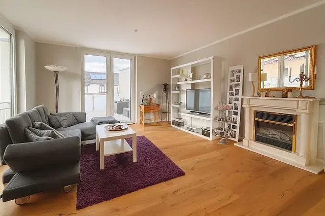 Wohnzimmer; kamin, tageslicht, holzboden