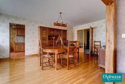 Yemek odası; ahşap zemin, rustik stil