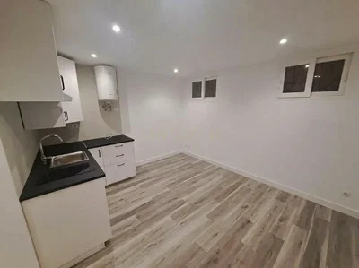 Mutfak; fayans zemin, su ısıtıcısı, doğal ışık, tadilatlı