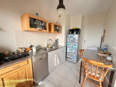 Kuhinja; kuhinjski aparati, pločice, prirodno svjetlo, moderni stil