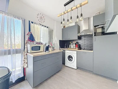 Mutfak; mutfak aletleri, doğal ışık, modern stil