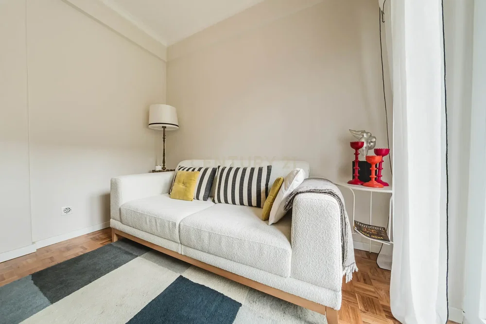 Oturma odası; ahşap zemin, doğal ışık, modern stil