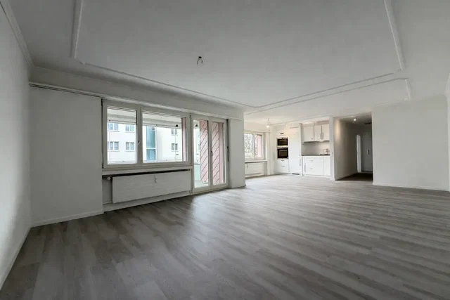 Soggiorno; vista, luce naturale, pavimento in legno, ristrutturato