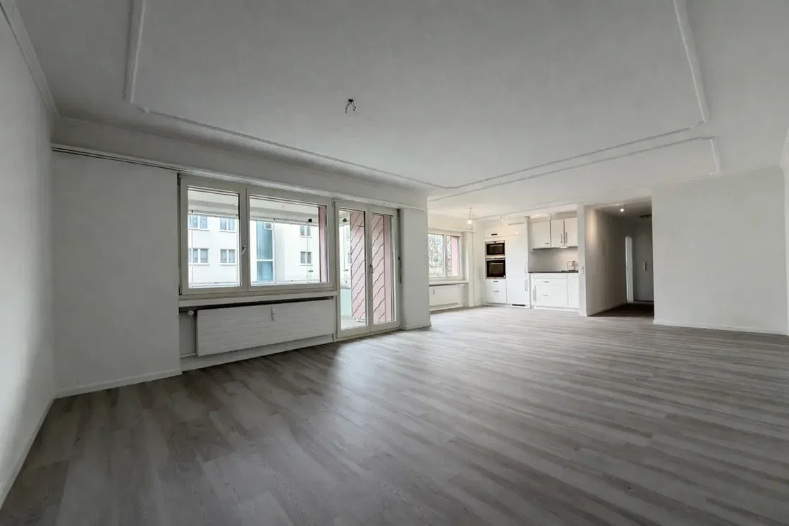 Wohnzimmer; blick, tageslicht, holzboden, renoviert