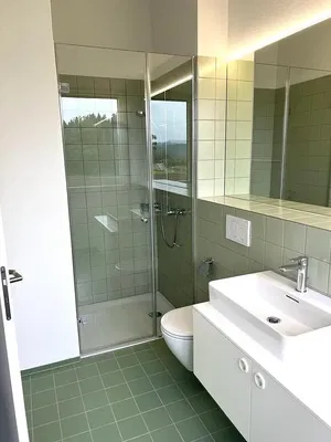 Badezimmer; fliesenboden, tageslicht, renoviert