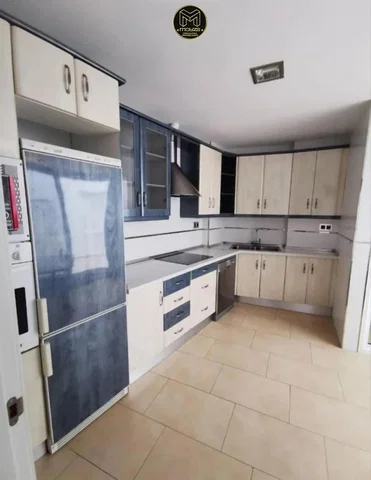 Cozinha; eletrodomésticos, chão de azulejo, renovado