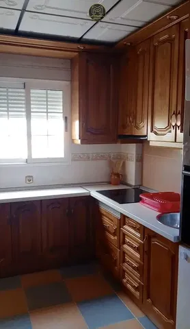 Cucina; elettrodomestici, pavimento in piastrelle, luce naturale