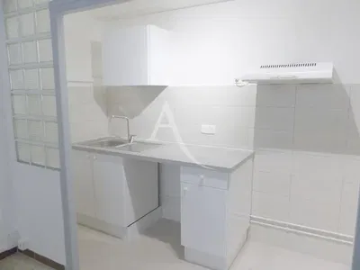 Kuhinja; kućanski aparati, pločice, prirodna svjetlost